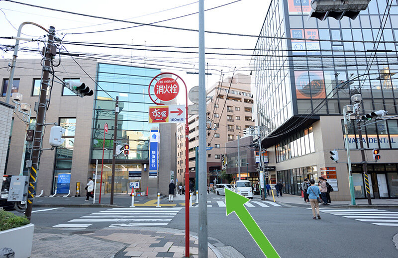 横浜銀行のある交差点を渡り直進します。